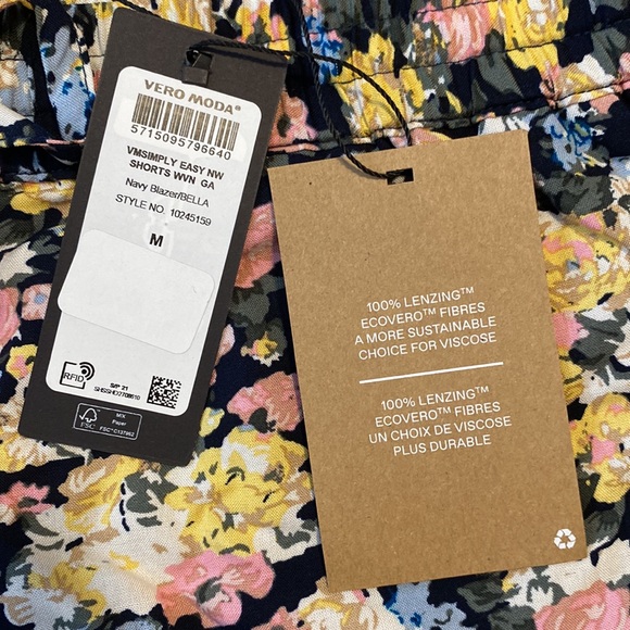 VERO MODA
Floral Print Shorts Size M
Medium - colour: Navy Blazer - Picture 3 of 5